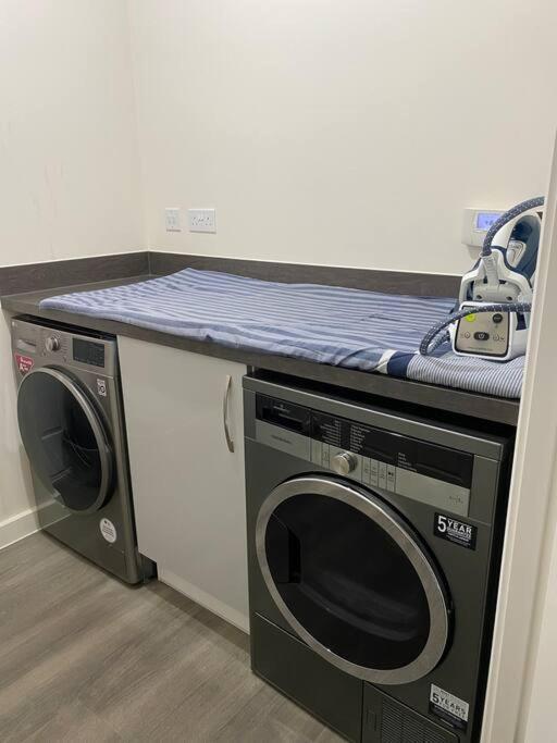 4-Room Detached Furnished Home With Parking เลสเตอร์ ภายนอก รูปภาพ