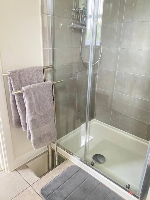 4-Room Detached Furnished Home With Parking เลสเตอร์ ภายนอก รูปภาพ