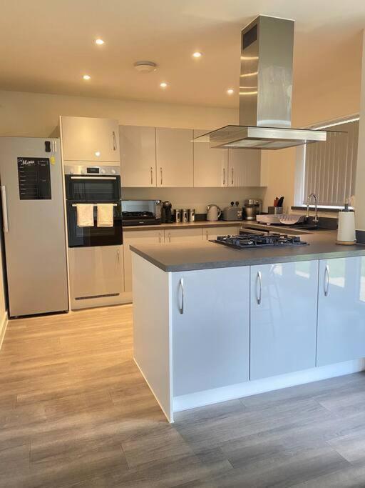 4-Room Detached Furnished Home With Parking เลสเตอร์ ภายนอก รูปภาพ